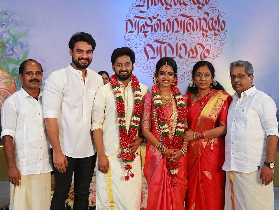 Tovino-Thomas-at-Vishnu-G-Rakhav-wedding