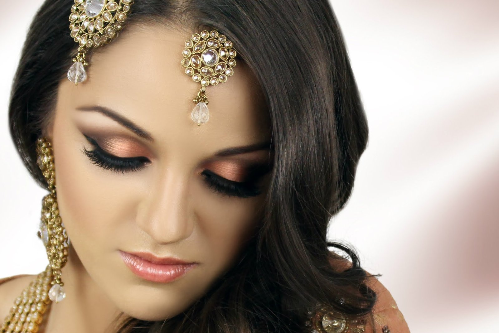 Tips For Kerala Brides To Choose The Right Lipstick Color For Their